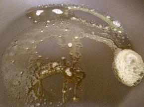 第一种吃法，不粘锅放一点黄油，融化