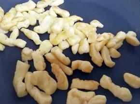 放入小挤子，翻炒至全部上色就好了