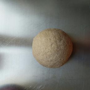 所有材料混合加水揉成光滑的面团，盖保鲜膜室温发酵到2倍大