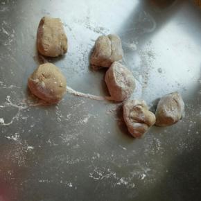 发酵好的面团平均分割成六个小剂子，每个大约44克左右。