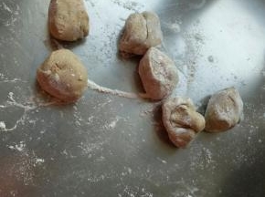 发酵好的面团平均分割成六个小剂子，每个大约44克左右。