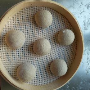 撒干粉揉成光滑的圆形，温暖处进行二次发酵，发酵好的面团冷水上锅水开蒸10分钟，关火焖3分钟再掀锅盖