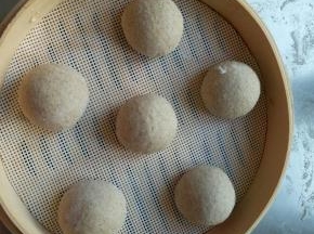 撒干粉揉成光滑的圆形，温暖处进行二次发酵，发酵好的面团冷水上锅水开蒸10分钟，关火焖3分钟再掀锅盖