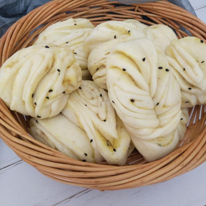 黑芝麻椒盐花卷