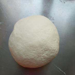 所有材料混合揉成光滑的面团。放在室温下发酵！