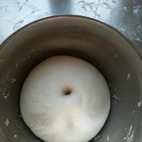 发酵好的面团取出排气。