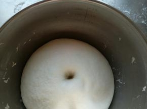 发酵好的面团取出排气。