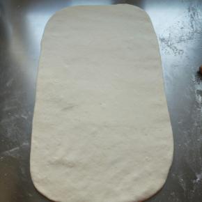 撒干粉揉匀，擀成长方形，擀的略长一点，越长卷的圈数越多最后分层也多，我分出两个50克的面团做了两个大馒头。