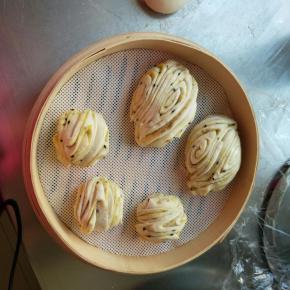 做好的花卷醒发20分钟，冷水上锅，水开蒸10分钟，关火焖3分钟掀开锅盖