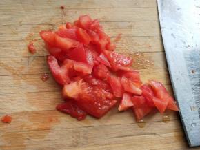 番茄洗净，去皮切丁。