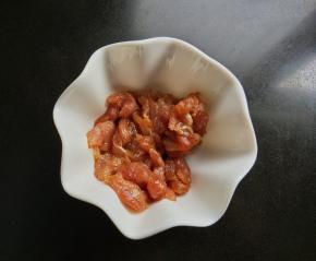 肉丝用盐，料酒，生抽，淀粉腌制。