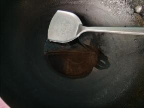 锅内放油，烧热。