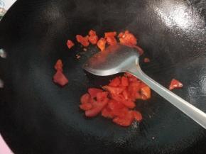放入番茄炒出汁。