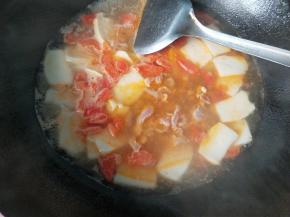 年糕煮软，放盐，放入肉丝。