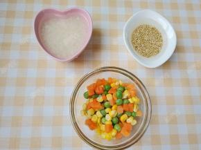 大米、藜麦洗净后用水浸泡一小时左右，青豆玉米胡萝卜粒焯水备用