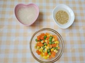 大米、藜麦洗净后用水浸泡一小时左右，青豆玉米胡萝卜粒焯水备用