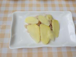 鳕鱼用姜片腌制十五分钟