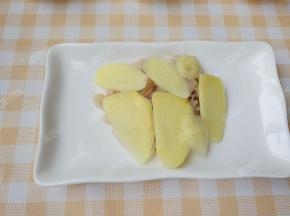 鳕鱼用姜片腌制十五分钟