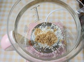 浸泡好的大米和藜麦放入养生壶中