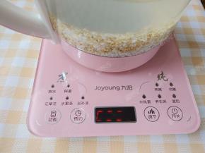 养生壶接通电源，选择“养生粥”程序