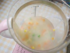 等到米粒开花后放入杂蔬拌匀煮沸