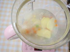 加入姜片，继续熬煮粘稠