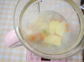 加入姜片，继续熬煮粘稠