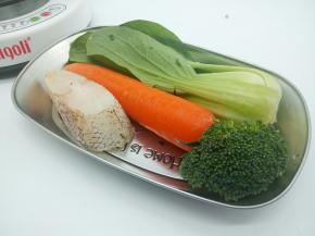 先来准备一下食材，鳕鱼125克，西兰花20克，胡萝卜跟青菜取20克就可以，