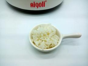 刚出锅的米饭25克，