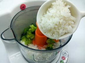 加入刚出锅的米饭(蒸煮好搅拌器里面有水分，所以不用特地再加)