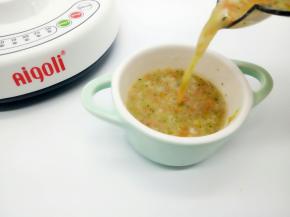 按搅拌机大约10秒就可以了，看看，是不是很方便呀，宝宝吃的可香了，