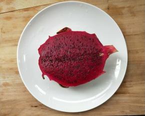 红心火龙果半个。