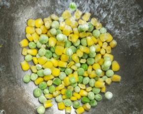 水烧开，把青豆玉米粒焯烫一下。