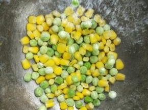 水烧开，把青豆玉米粒焯烫一下。