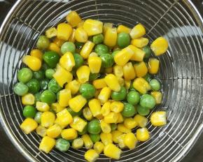 捞出沥干备用。