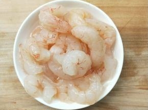 虾仁去虾线。