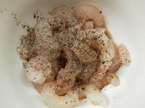 加料酒，黑胡椒，盐抓匀腌制一会。
