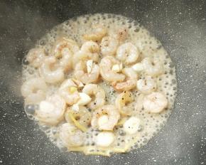 起油锅，大火放姜丝蒜末放虾仁。