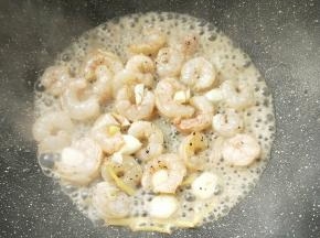 起油锅，大火放姜丝蒜末放虾仁。