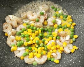 倒入青豆玉米粒。