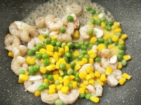 倒入青豆玉米粒。