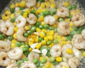 加适量鸡汁，大火翻炒均匀，关火。