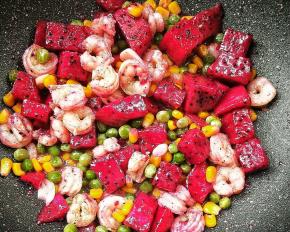 翻炒均匀，虾仁变成胭脂色了。