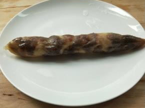 妈妈牌腊肠一根。