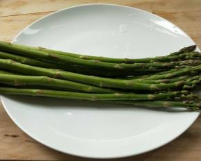 芦笋一把，洗净。