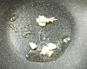 起油锅，放姜丝蒜末。