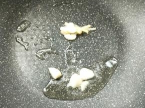 起油锅，放姜丝蒜末。