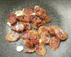 倒入腊肠翻炒一下。