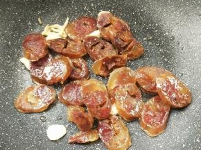 倒入腊肠翻炒一下。