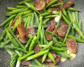 加少许清水，少许盐和鸡精调味，翻炒均匀。